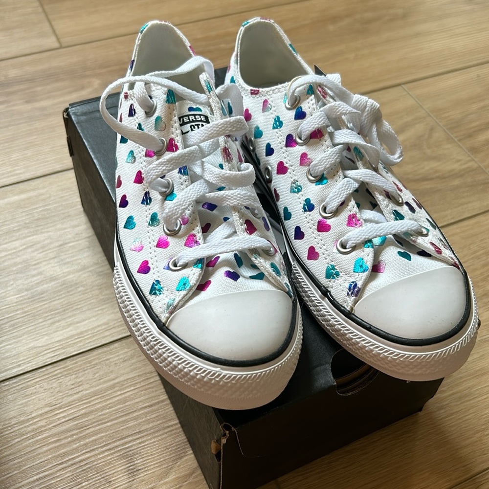 NIB Girls Metallic Heart Converse Sz 3